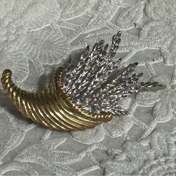 Jewelry - Two Tone Vintage Cornucopia Brooch Pin
